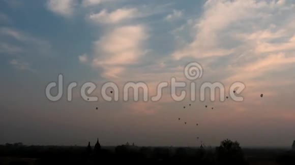 缅甸巴根地区的空中气球在日出时高度失效和放大视频的预览图