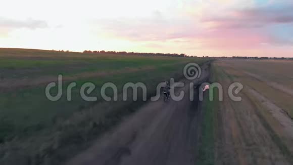 空中观景骑摩托车的骑乘者骑在越野跑道上视频的预览图