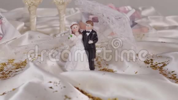 婚礼装饰玩具夫妇新娘新郎人物和香槟杯视频的预览图