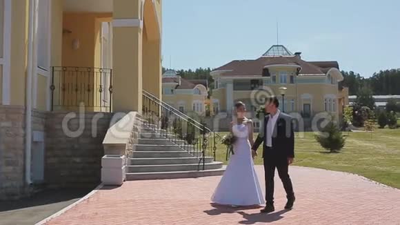 结婚的早晨婚礼前新娘新郎在新娘公寓的第一次见面视频的预览图