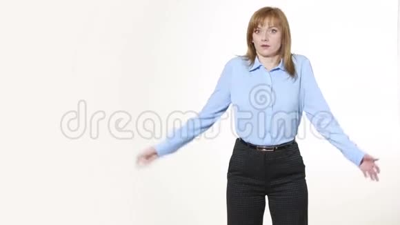 手势耸肩穿裤子的女孩和笨蛋孤立在白色背景上肢体语言女人的手势非语言暗示视频的预览图