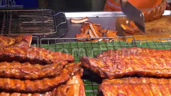亚洲美食美食理念接近街上夜市柜台上的烧烤排骨视频的预览图