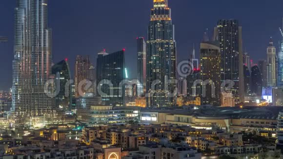 迪拜市中心的天际线夜以继日从迪拜的顶部可以看到哈利法塔和其他塔的全景视频的预览图