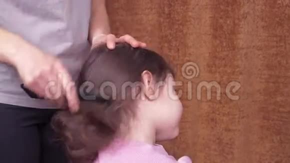 妈妈在女儿梳头视频的预览图