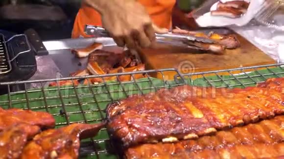 亚洲美食美食理念接近街上夜市柜台上的烧烤排骨视频的预览图