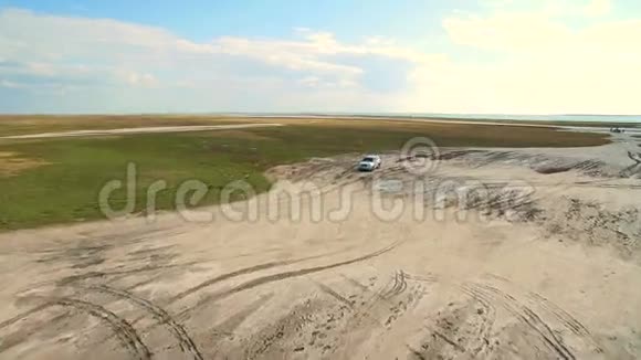 空中射击4K吉普车穿过沼泽乌克兰的死海鸟瞰图海洋景观和财富视频的预览图