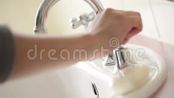 用肥皂COVID19洗手视频的预览图