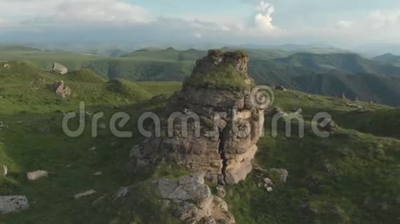 绕着一个巨大的岩层飞行站在岩石高原史诗边缘的脚下俄罗斯北高加索视频的预览图