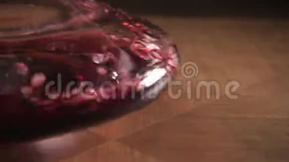 红酒倒在餐厅背景上的装饰器里与氧气混合视频的预览图