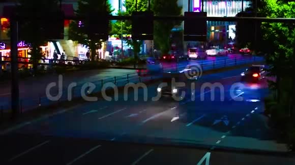 东京新宿霓虹灯城街道时间的推移视频的预览图