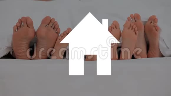 脚在床上和房子图标填充粉红色视频的预览图