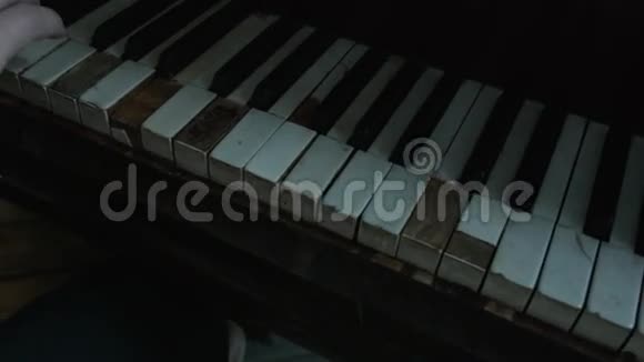 音乐家演奏的旧钢琴的断键摄像机打开了钥匙老式乐器视频的预览图