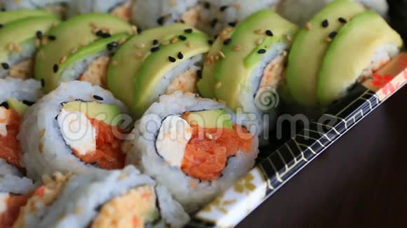 新鲜寿司卷配有生料和熟料1080p视频的预览图