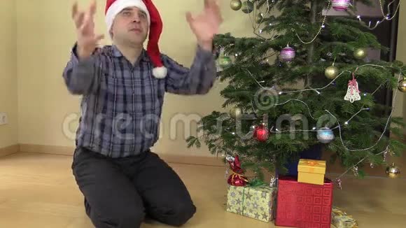 快乐的家人抓住礼盒放在圣诞树下视频的预览图