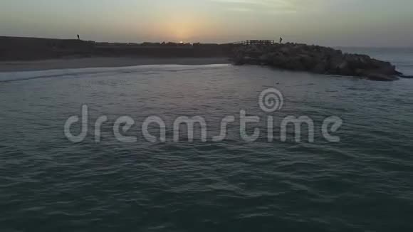 日落时从斯瓦科普蒙德出发的海滩石头视频的预览图