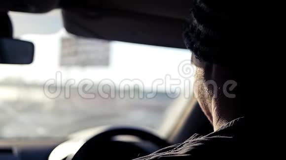 一个人坐在车里在明亮的阳光下开车慢动作1920x1080视频的预览图