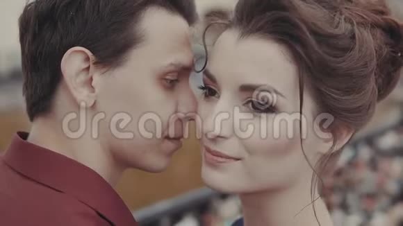 美丽的年轻夫妇享受亲密的时刻性感的爱情时刻视频的预览图