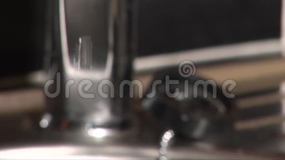 水龙头滴在厨房里声音视频的预览图