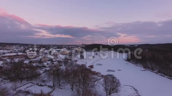 小镇附近的冰冻河视频的预览图
