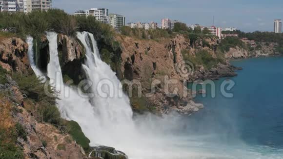 安塔利亚的杜登瀑布一个美丽的夏日里的土耳其旅游目的地视频的预览图