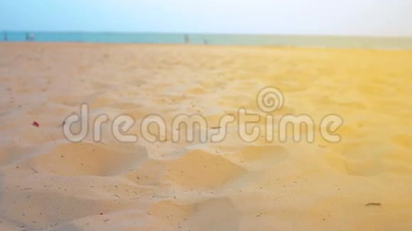 一个年轻女孩的腿站在海滩上近距离射击视频的预览图