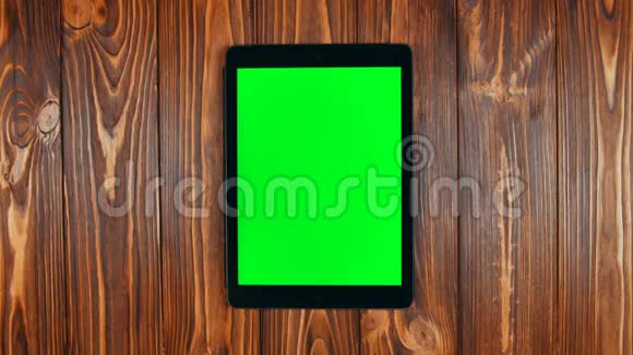 平板绿色屏幕上的手指滑动双人滑右手势视频的预览图