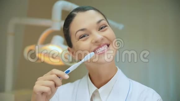 牙科医生教你如何清洁牙齿视频的预览图