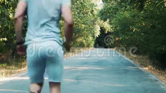年轻人在路上快速奔跑的后景视频的预览图