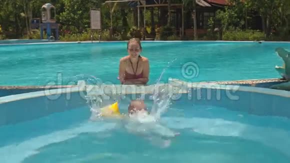小女孩跳进游泳池妈妈看旅馆视频的预览图