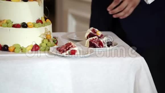 宴会上的白色庆祝蛋糕和水果视频的预览图