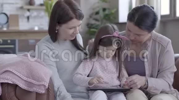 家庭世代和人的观念家庭中幸福的母亲女儿和祖母视频的预览图