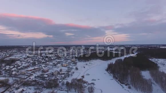 小镇附近的冰冻河视频的预览图