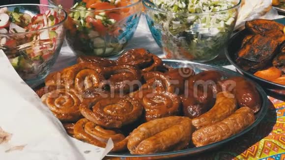 各种香肠蔬菜烤架上的保加利亚胡椒放在街市柜台上视频的预览图