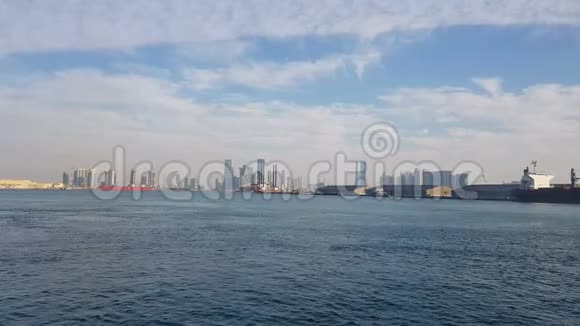 海港和城市视野与摩天大楼在地平线上有停泊船只的海港视频的预览图