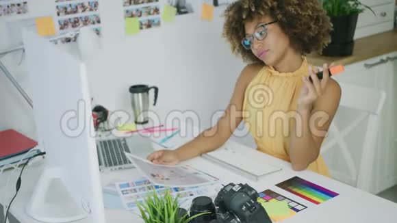 自信的女人在拍照片视频的预览图
