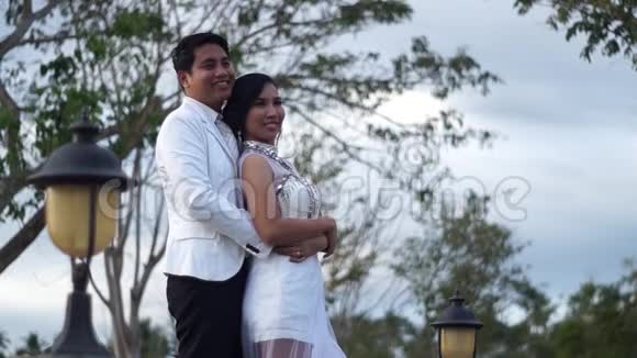 年轻人和女人为婚礼做婚前画像视频的预览图