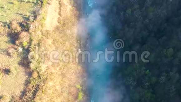 波斯尼亚和黑塞哥维那Drina河的空中景观视频的预览图