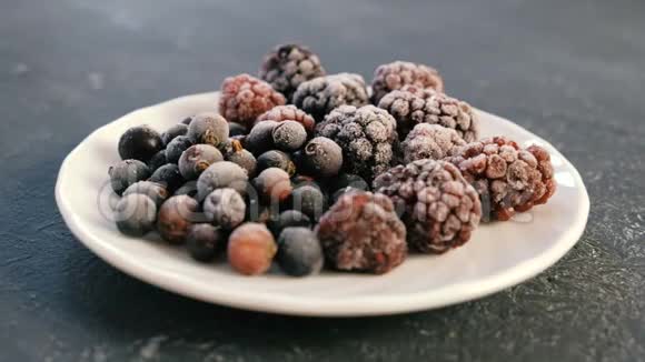 冷冻浆果在白色茶托黑色浆果和黑色醋栗视频的预览图
