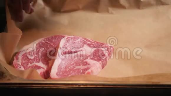 厨师在木切板上切肉餐馆里新鲜的生肉有选择的焦点视频的预览图