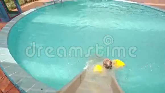 小女孩沿着滑向游泳池羊座视频的预览图
