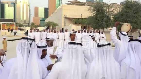 阿联酋人表演Yowla舞这是阿拉伯联合酋长国传统舞蹈中东文化视频的预览图