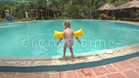 小女孩在酒店乘乌龟爬出游泳池视频的预览图