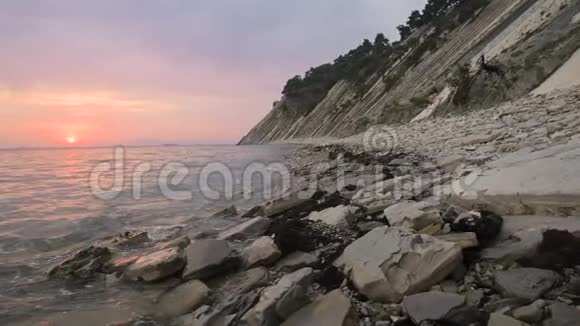 特写慢动作低宽角度小海浪在岩石海滩上翻滚沿着海滩向前移动海滨视频的预览图