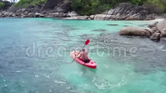 泰国Kokra岛附近晶莹清澈的海水中人皮划艇的鸟瞰图视频的预览图