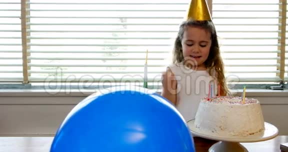 女孩在生日蛋糕上放蜡烛视频的预览图