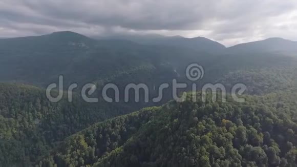 山林全景景观空中无人机镜头视频的预览图
