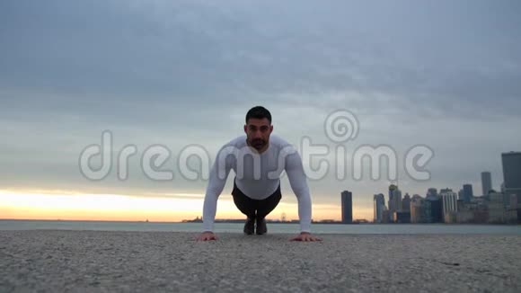 男人在银行做俯卧撑户外运动训练市中心背景是摩天大楼海滨视频的预览图