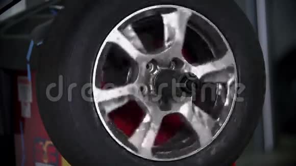 旋转轮胎的近镜头视频的预览图