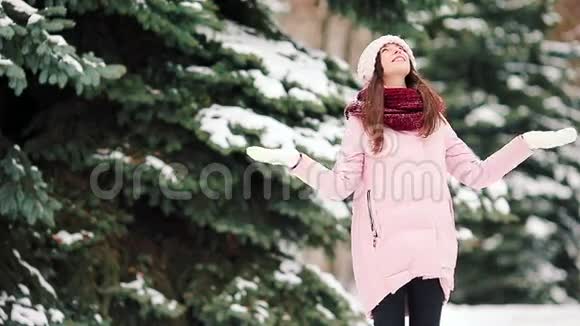 在寒冷的天气里快乐的女孩在户外享受冬天和雪的天气视频的预览图