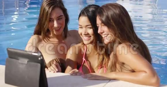 三位年轻女士摆出平板自拍的姿势视频的预览图